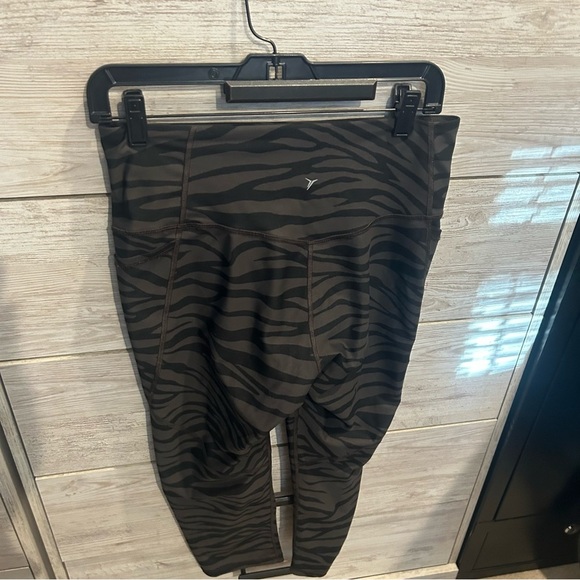 Old Navy Active Elevate Leggings. Women's Large High Rise. Gray Tiger Stripe. - Picture 4 of 4